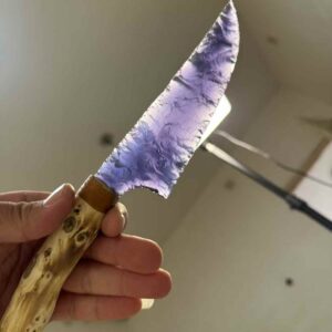 【 Burnt wood Handle 】 A purple-glowing dagger made of cat's eye stone