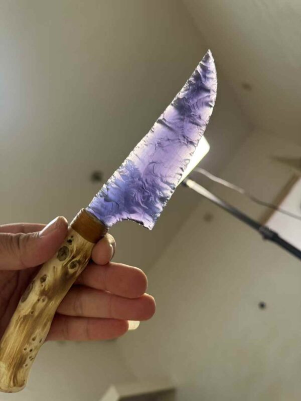 【 Burnt wood Handle 】 A purple-glowing dagger made of cat's eye stone