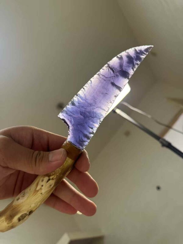 【 Burnt wood Handle 】 A purple-glowing dagger made of cat's eye stone