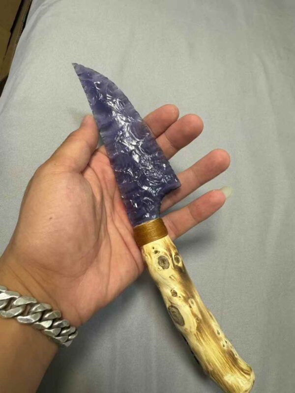 【 Burnt wood Handle 】 A purple-glowing dagger made of cat's eye stone