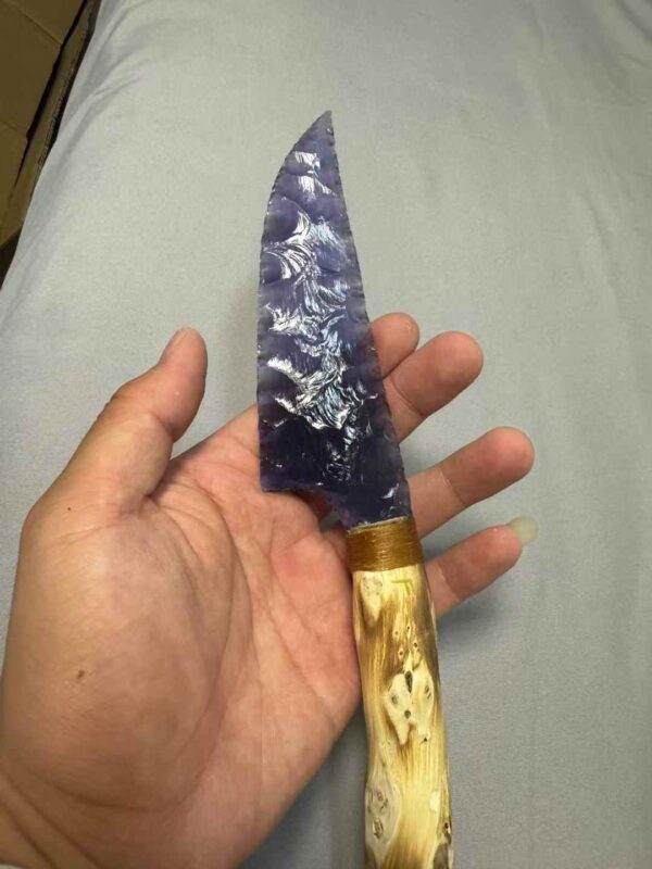 【 Burnt wood Handle 】 A purple-glowing dagger made of cat's eye stone